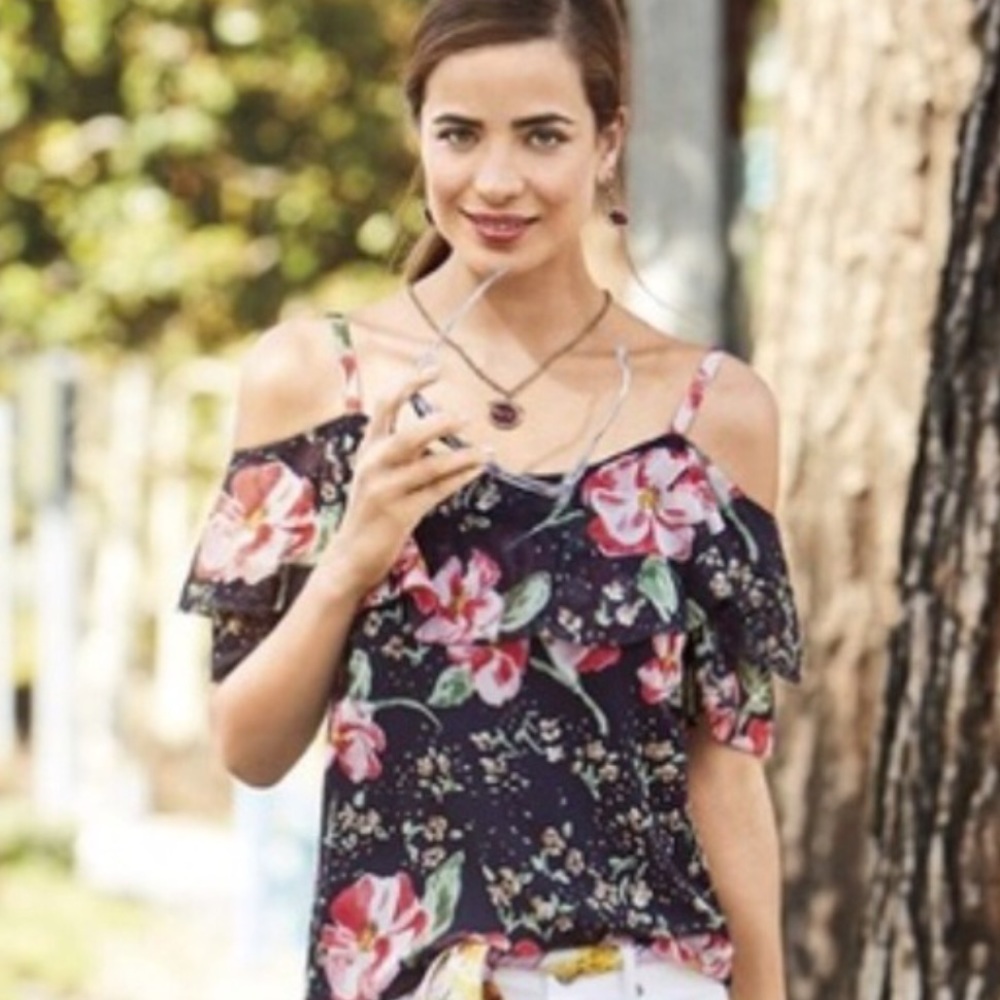 CAbi cold shoulder top